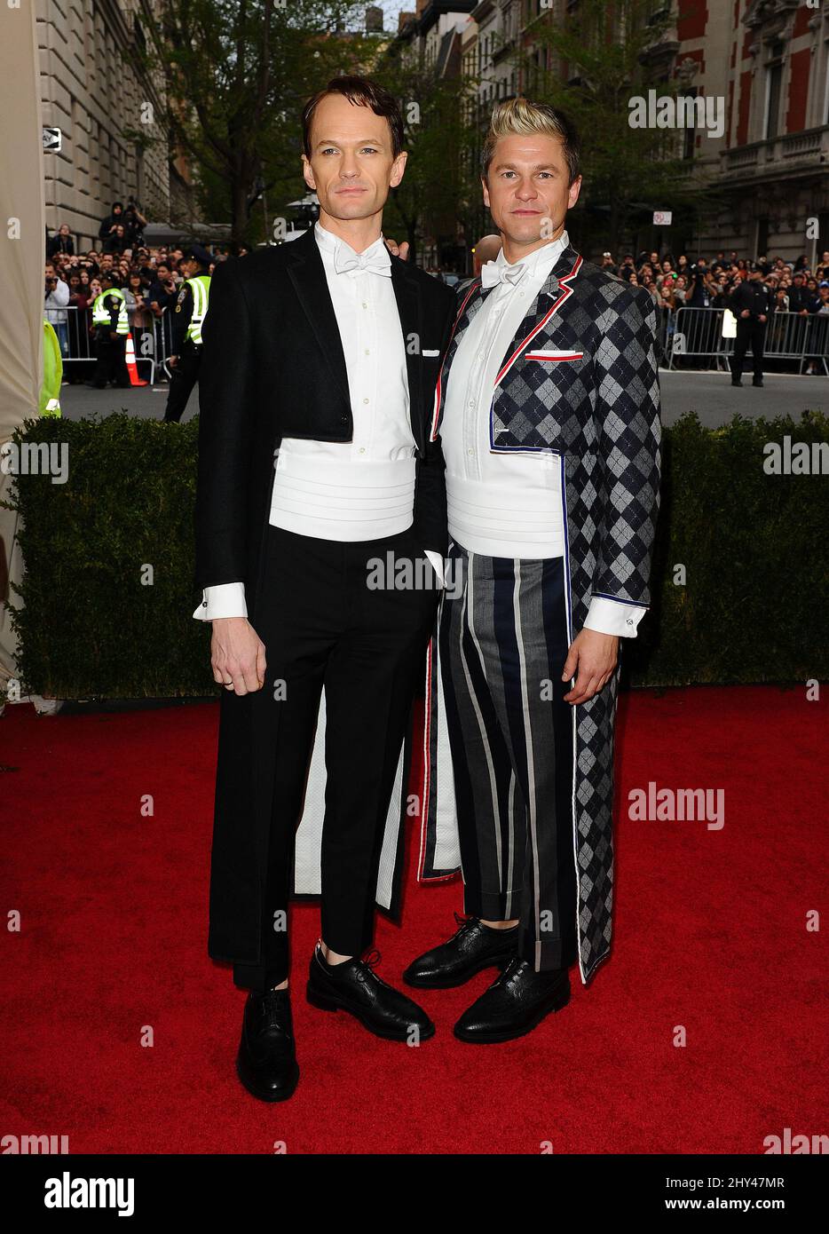 Neil Patrick Harris & David Burtka bei der Ankunft am Costume Institute Benefit Met Gala zur Eröffnung der Charles James, Beyond Fashion Exhibition und des neuen Anna Wintour Costume Center. Das Metropolitan Museum of Art, New York City. Stockfoto