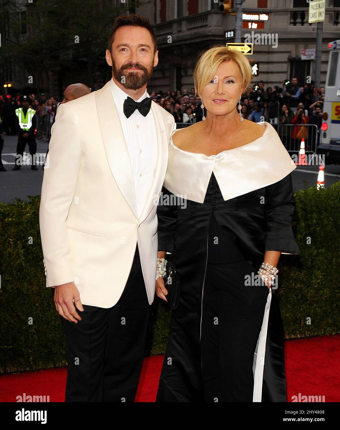 Hugh Jackman und seine Frau Deborra-Lee Furness kamen am Costume Institute an Benefit Met Gala zur Eröffnung der Charles James, Beyond Fashion Exhibition und des neuen Anna Wintour Costume Center. Das Metropolitan Museum of Art, New York City. Stockfoto