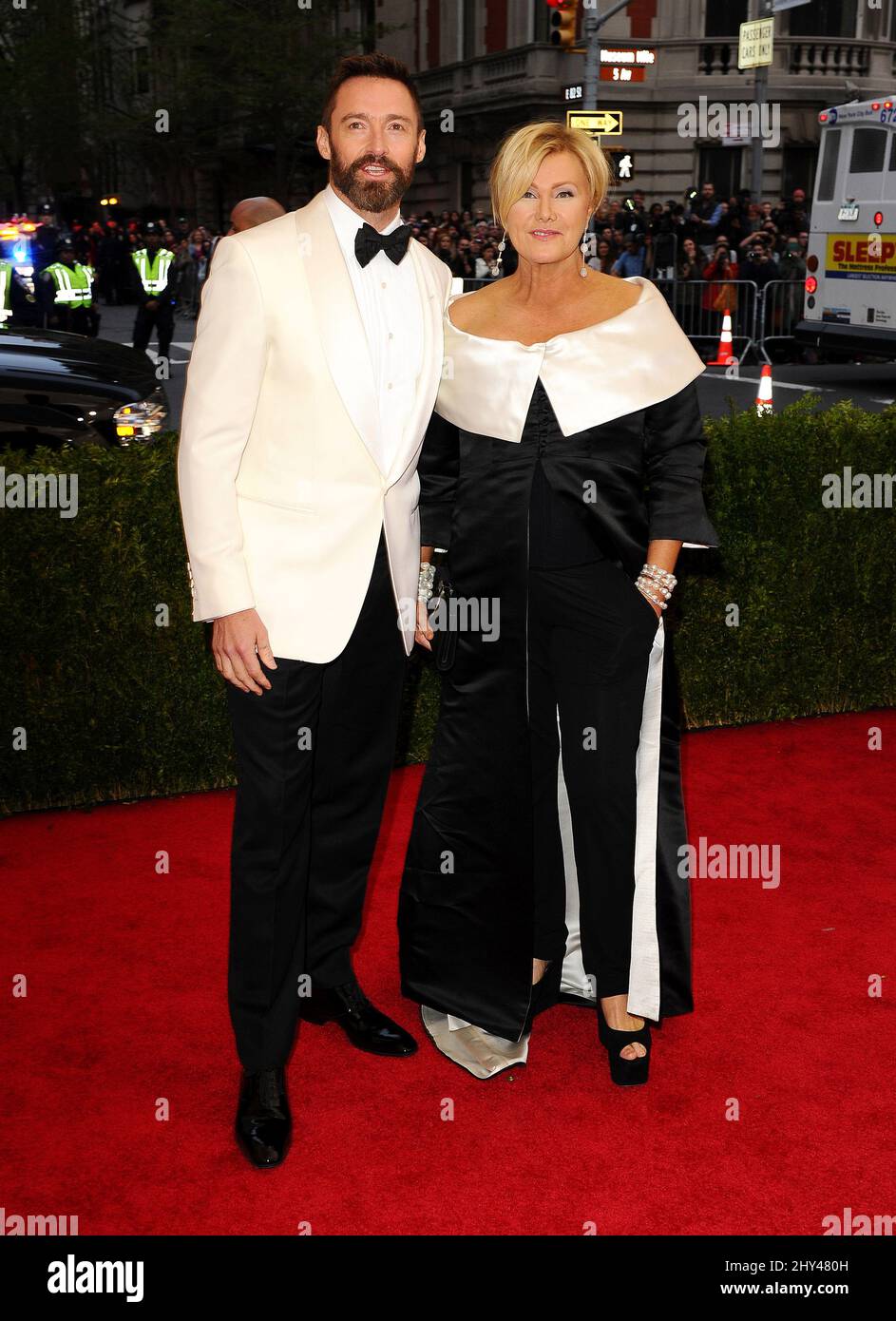 Hugh Jackman und seine Frau Deborra-Lee Furness kamen am Costume Institute an Benefit Met Gala zur Eröffnung der Charles James, Beyond Fashion Exhibition und des neuen Anna Wintour Costume Center. Das Metropolitan Museum of Art, New York City. Stockfoto