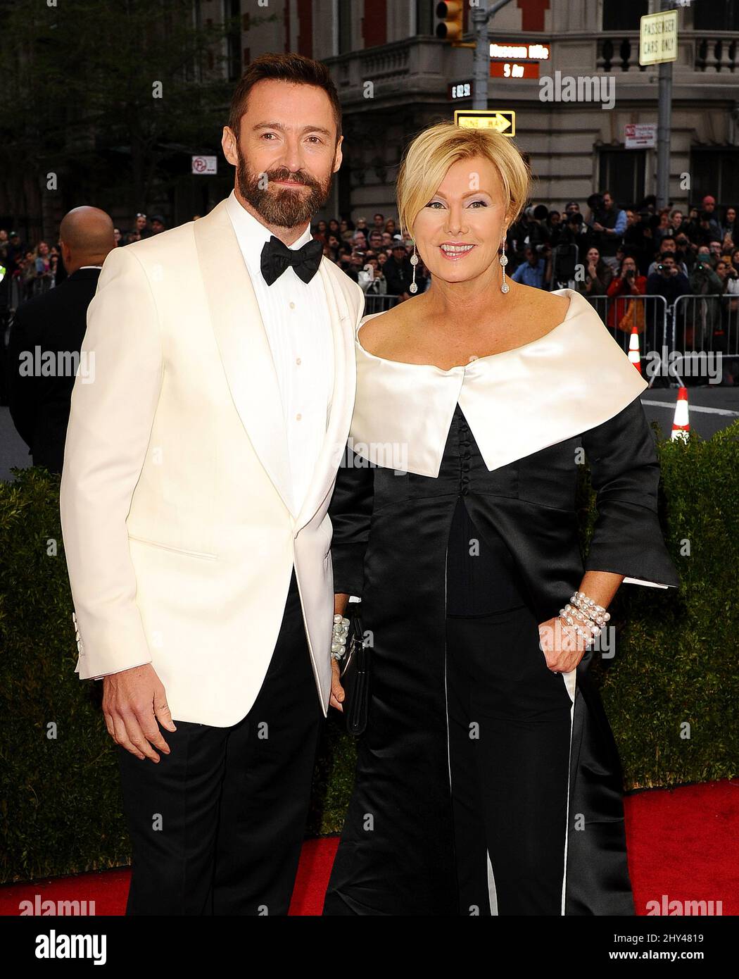 Hugh Jackman und seine Frau Deborra-Lee Furness kamen am Costume Institute an Benefit Met Gala zur Eröffnung der Charles James, Beyond Fashion Exhibition und des neuen Anna Wintour Costume Center. Das Metropolitan Museum of Art, New York City. Stockfoto
