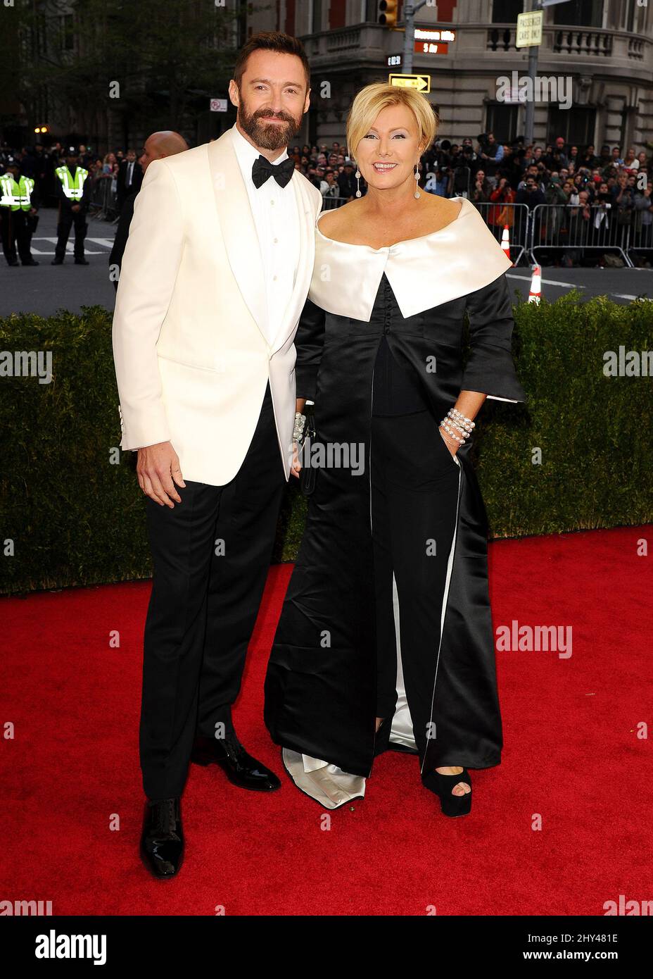 Hugh Jackman und seine Frau Deborra-Lee Furness kamen am Costume Institute an Benefit Met Gala zur Eröffnung der Charles James, Beyond Fashion Exhibition und des neuen Anna Wintour Costume Center. Das Metropolitan Museum of Art, New York City. Stockfoto