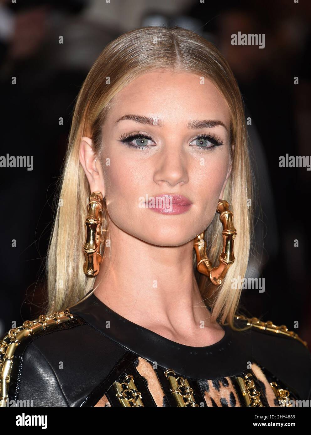 Rosie Huntington-Whiteley besuchte das Costume Institute Benefit im Metropolitan Museum of Art und feierte die Eröffnung von Charles James: Beyond Fashion und des neuen Anna Wintour Costume Center in New York, USA. Stockfoto