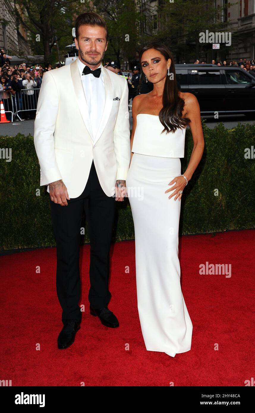 David Beckham & Victoria Beckham bei der Ankunft am Costume Institute Benefit Met Gala zur Eröffnung der Charles James, Beyond Fashion Exhibition und des neuen Anna Wintour Costume Center. Das Metropolitan Museum of Art, New York City. Stockfoto