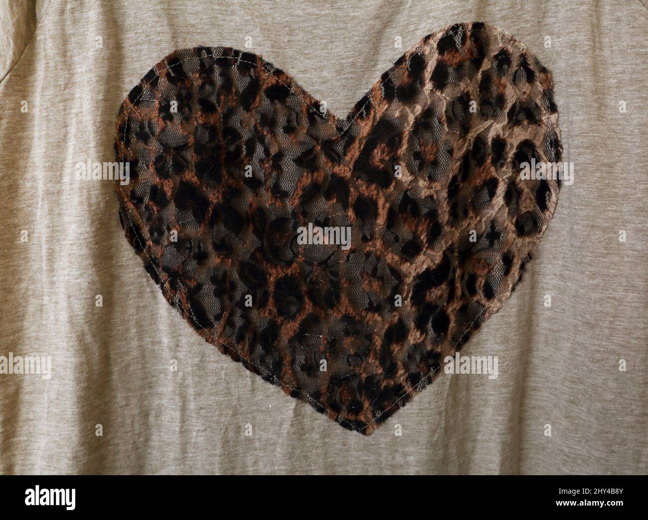 Damen-T-Shirt mit Herz-Design im Leopardendruck Stockfoto