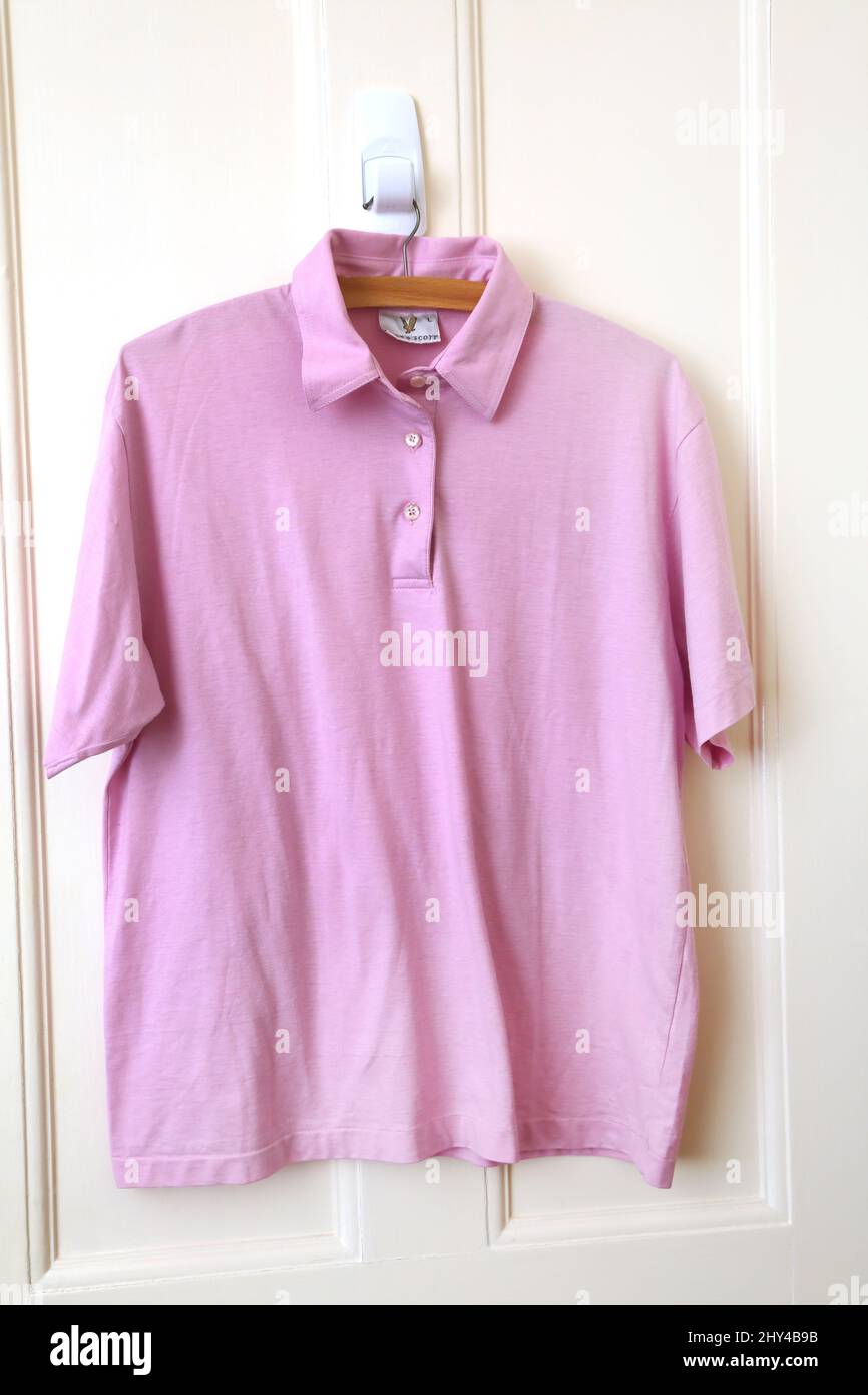 Pink polo shirt -Fotos und -Bildmaterial in hoher Auflösung – Alamy