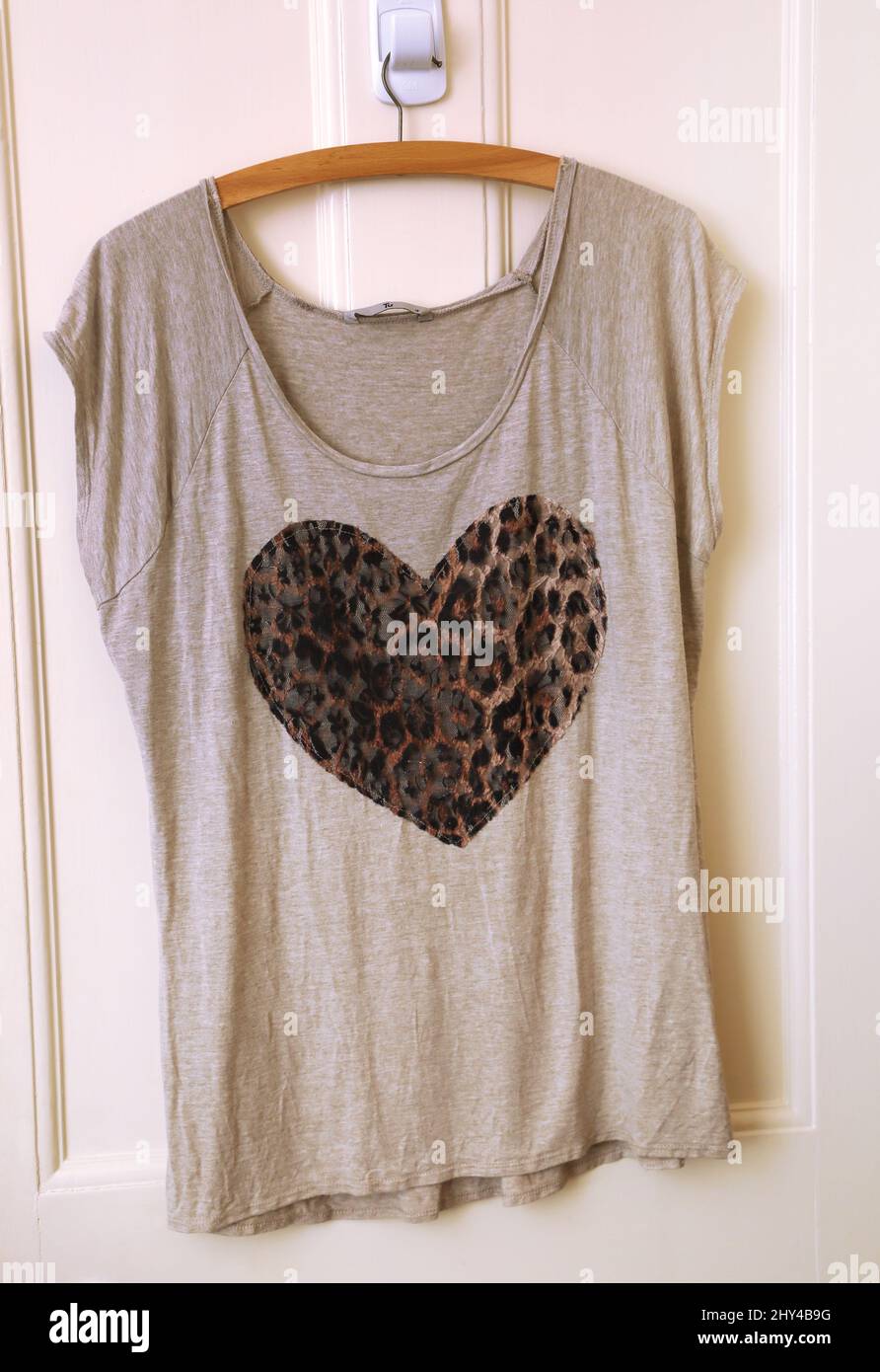Damen-T-Shirt mit Herz-Design im Leopardendruck Stockfoto