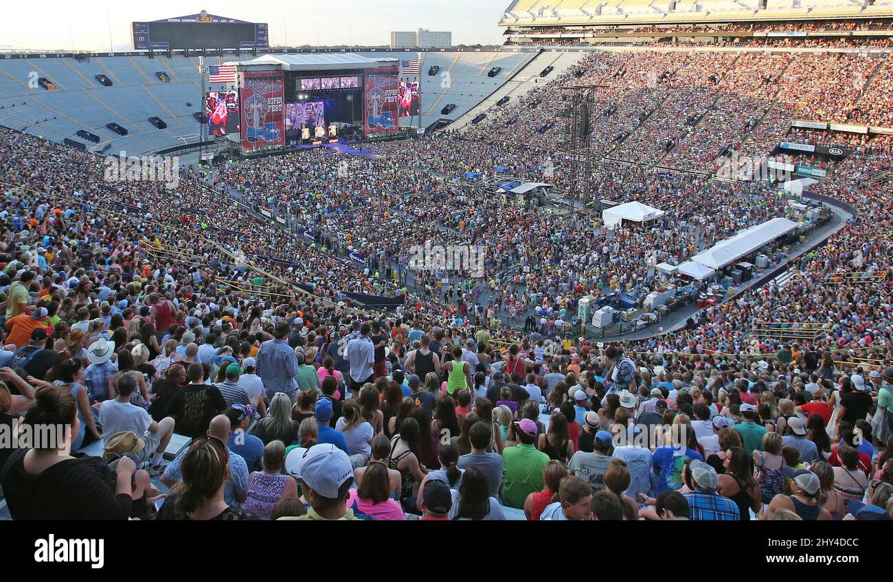 Atmosphäre am zweiten Tag des jährlichen Bayou Country Superfest 5. im LSU Tiger Stadium in Baton Rouge, Louisiana Stockfoto