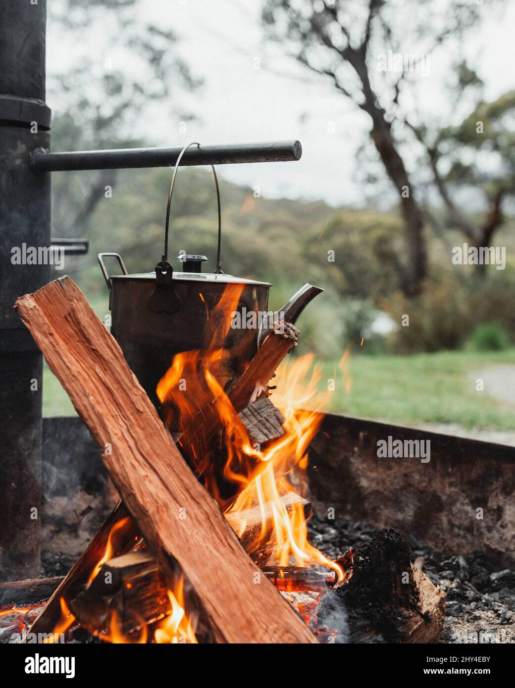 Vertikale Aufnahme eines Kochtopf am Lagerfeuer auf einem Campingplatz  Stockfotografie - Alamy