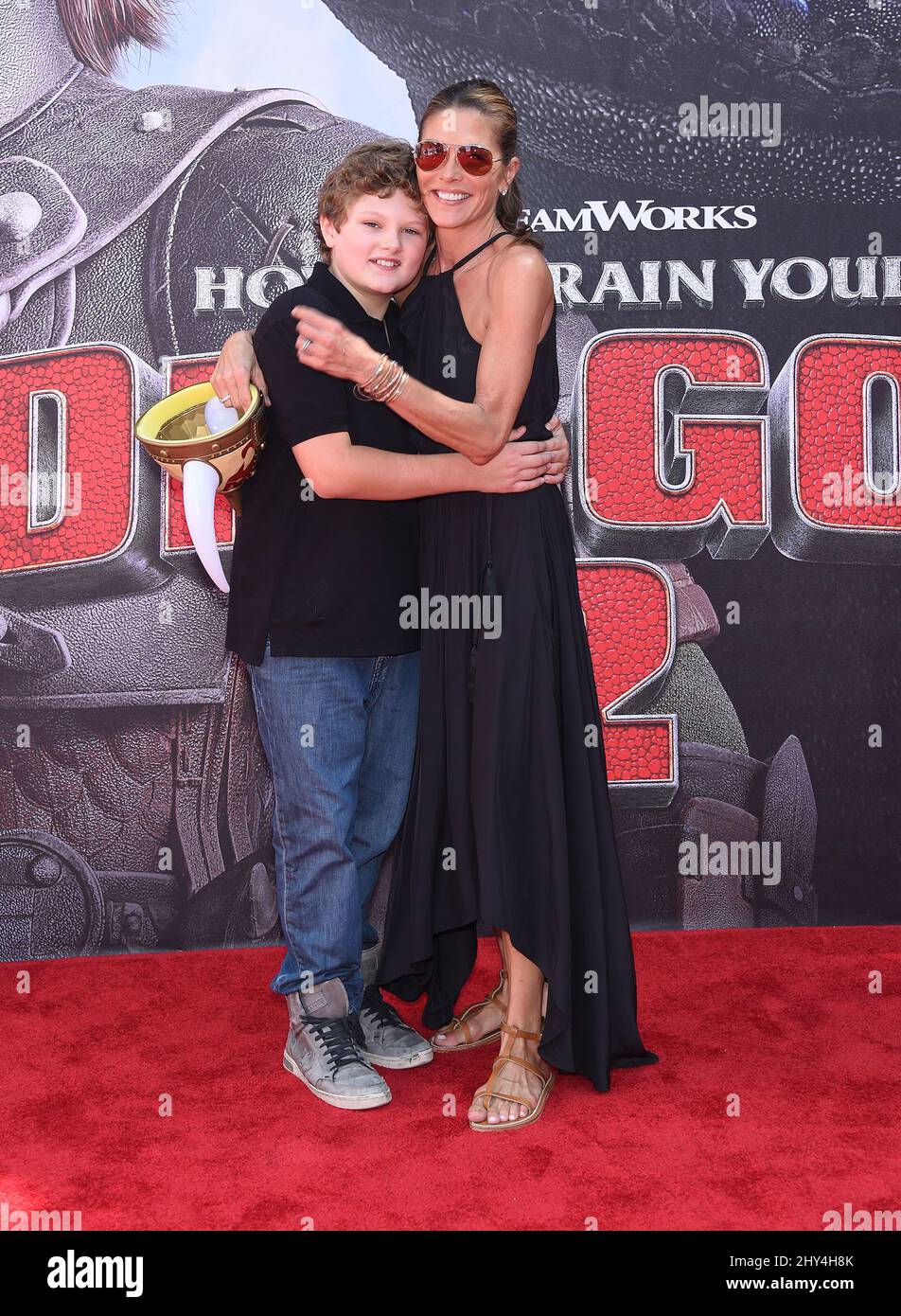 Paige Turco und David O'Mara nehmen an der Premiere von „How to Train Your Dragon 2“ in Los Angeles im Village Theatre, Los Angeles Teil Stockfoto