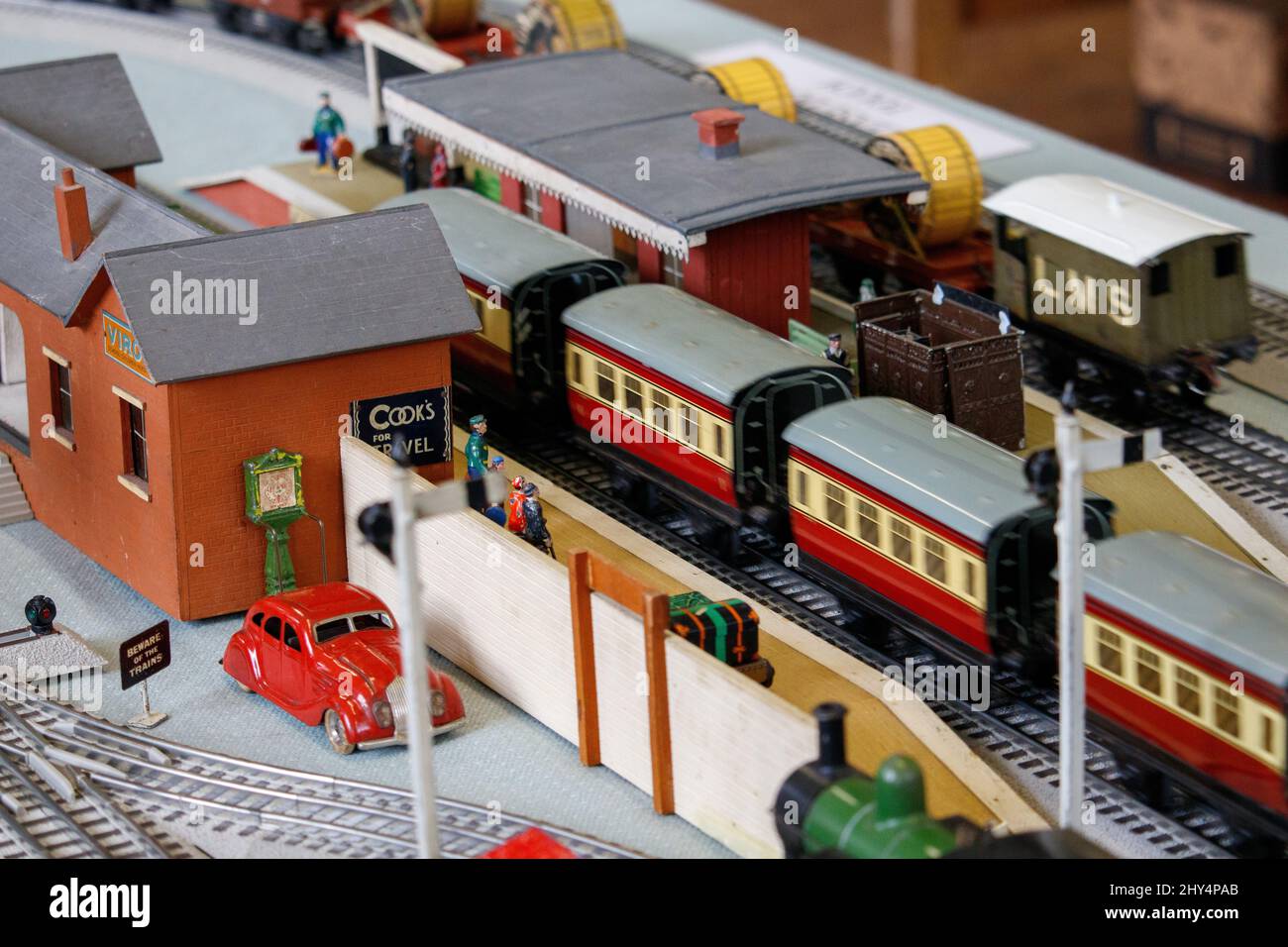 Eine Modelleisenbahnausstellung in der Trinity Church Hall, Leicester. Eine Sammlung von alten Modelleisenbahnanlagen und Händlern, die Ersatzteile für die Eisenbahn verkaufen. Stockfoto