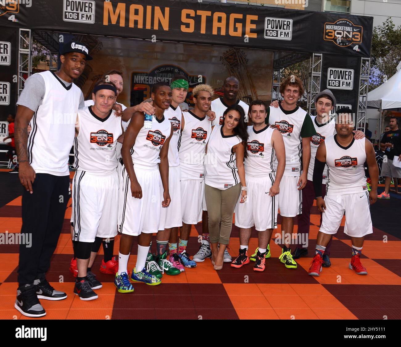 Teilnehmer des weißen Teams, die am jährlichen Josh Hutcherson Celebrity Basketball Game 3. teilnehmen, das gerade, aber nicht eng auf der Nokia Plaza in Los Angeles, Kalifornien, stattfindet. Stockfoto
