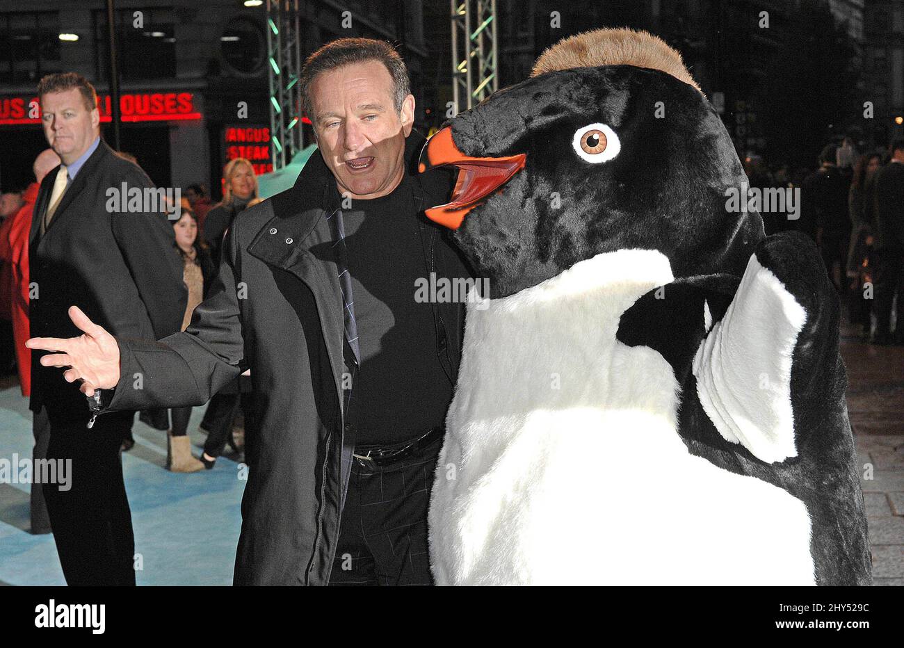 DATEI-FOTO: Robin Williams stirbt mit 63 Jahren. Robin Williams bei der Premiere von 'Happy Feet'. (London, England) ***USA Nur Syndizierung!*** Stockfoto