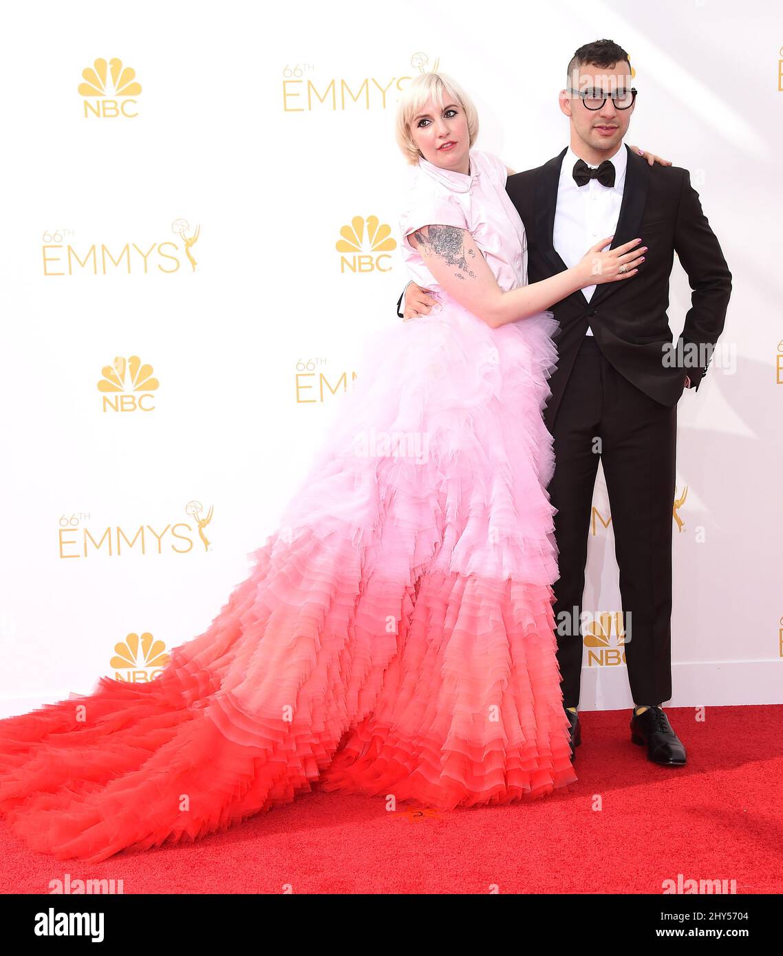 Lena Dunham und Jack Antonoff bei der Ankunft bei den EMMY Awards 2014, Nokia Live, Los Angeles. Stockfoto