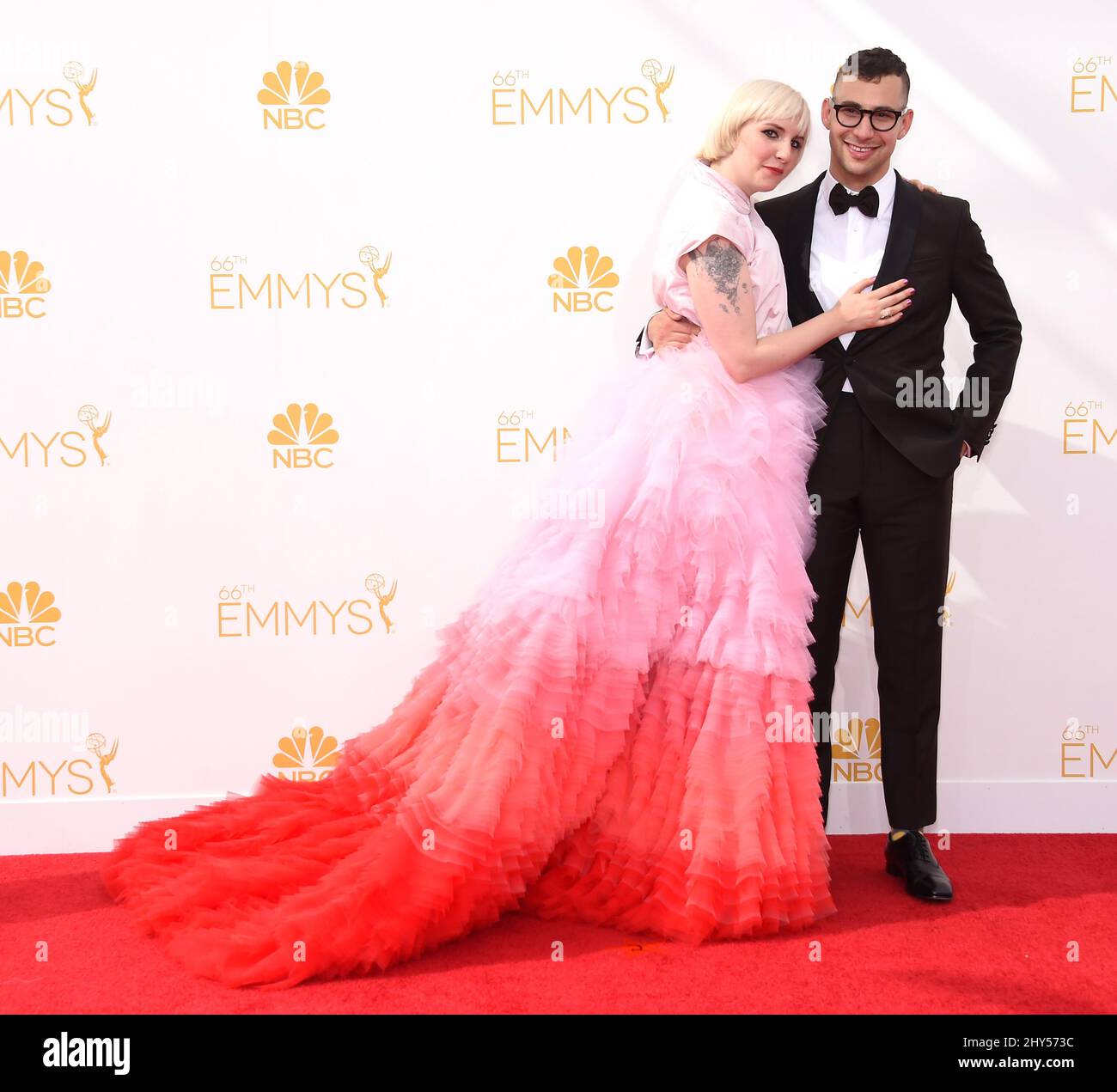 Lena Dunham und Jack Antonoff bei der Ankunft bei den EMMY Awards 2014, Nokia Live, Los Angeles. Stockfoto
