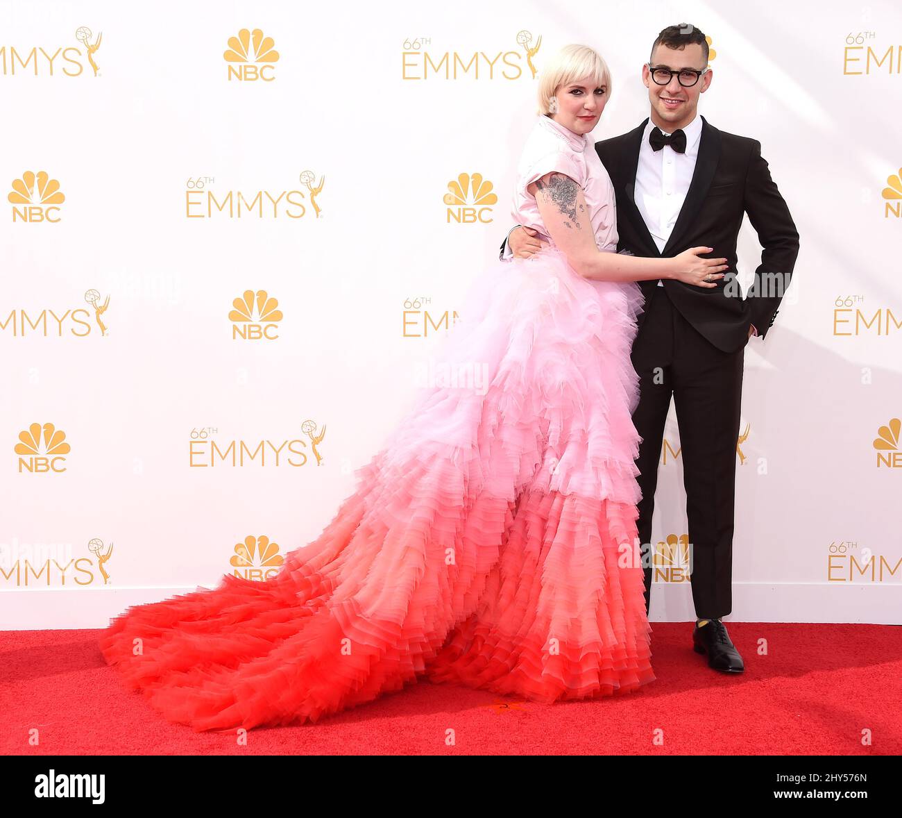 Lena Dunham und Jack Antonoff bei der Ankunft bei den EMMY Awards 2014, Nokia Live, Los Angeles. Stockfoto
