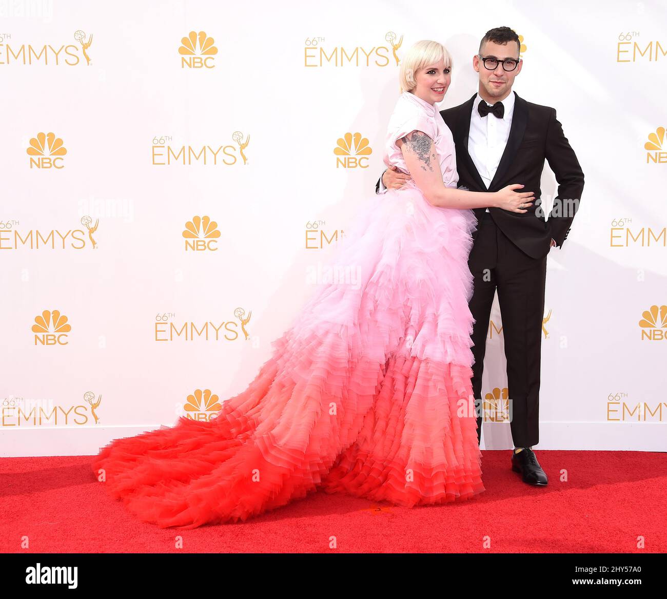 Lena Dunham und Jack Antonoff bei der Ankunft bei den EMMY Awards 2014, Nokia Live, Los Angeles. Stockfoto