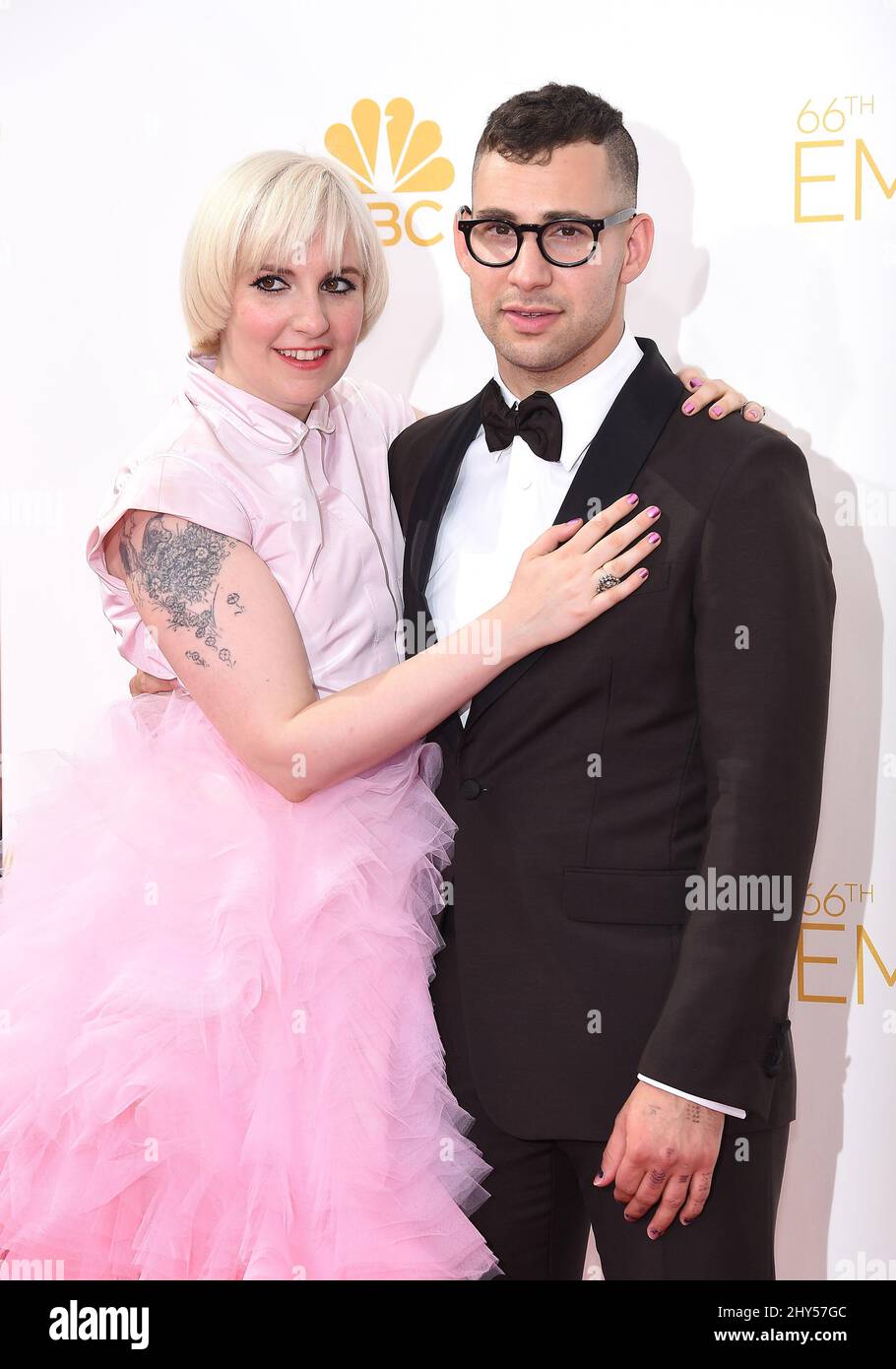 Lena Dunham und Jack Antonoff bei der Ankunft bei den EMMY Awards 2014, Nokia Live, Los Angeles. Stockfoto
