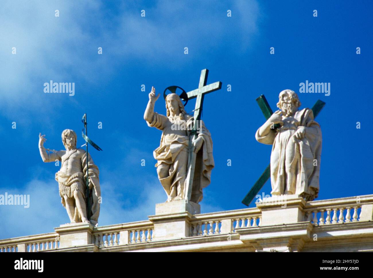 Rom Italien Vatikanstadt Petersdom mit Statuen von Christus dem Erlöser, flankiert von Johannes dem Täufer und dem Heiligen Andreas Stockfoto