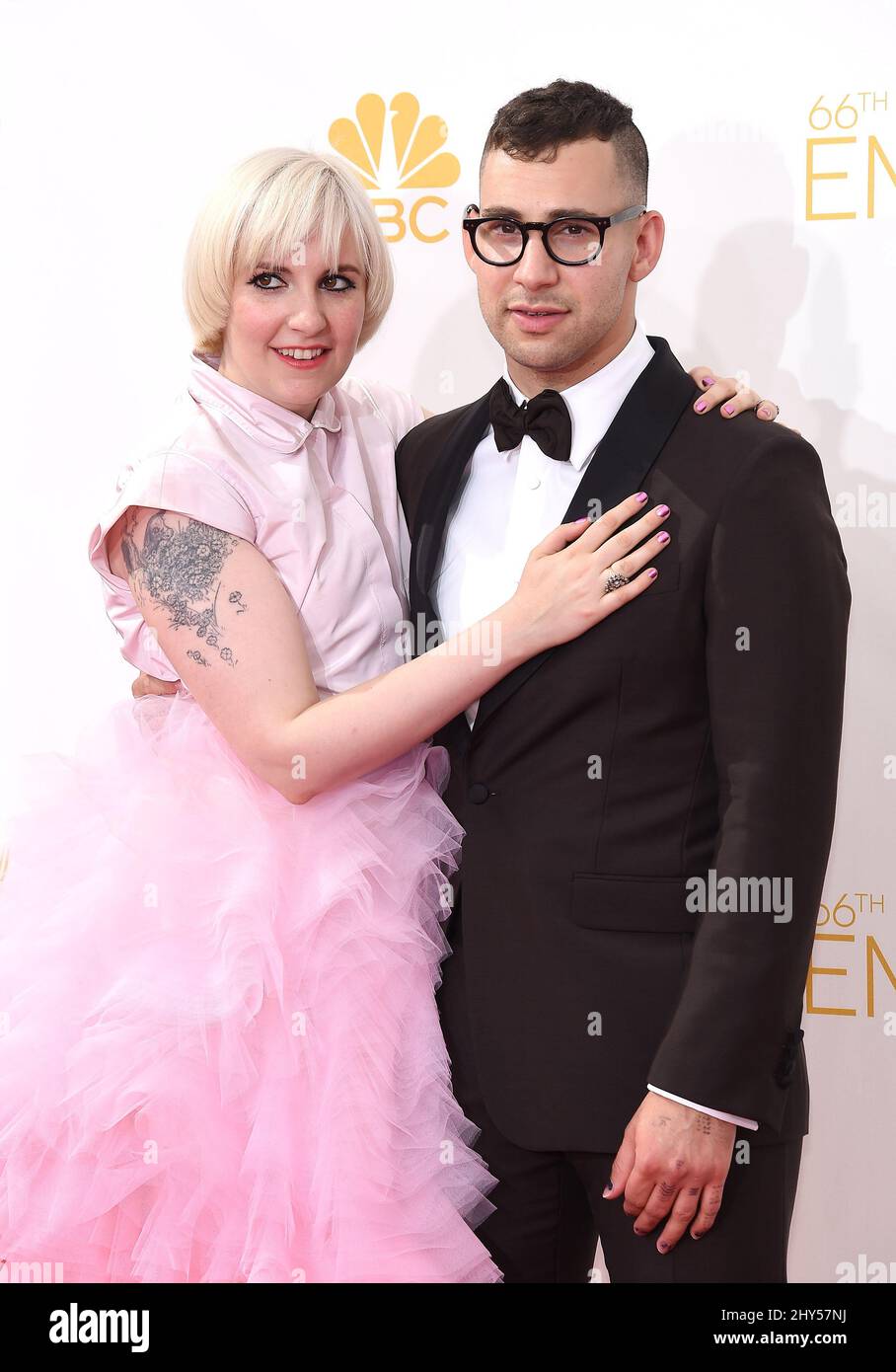 Lena Dunham und Jack Antonoff bei der Ankunft bei den EMMY Awards 2014, Nokia Live, Los Angeles. Stockfoto