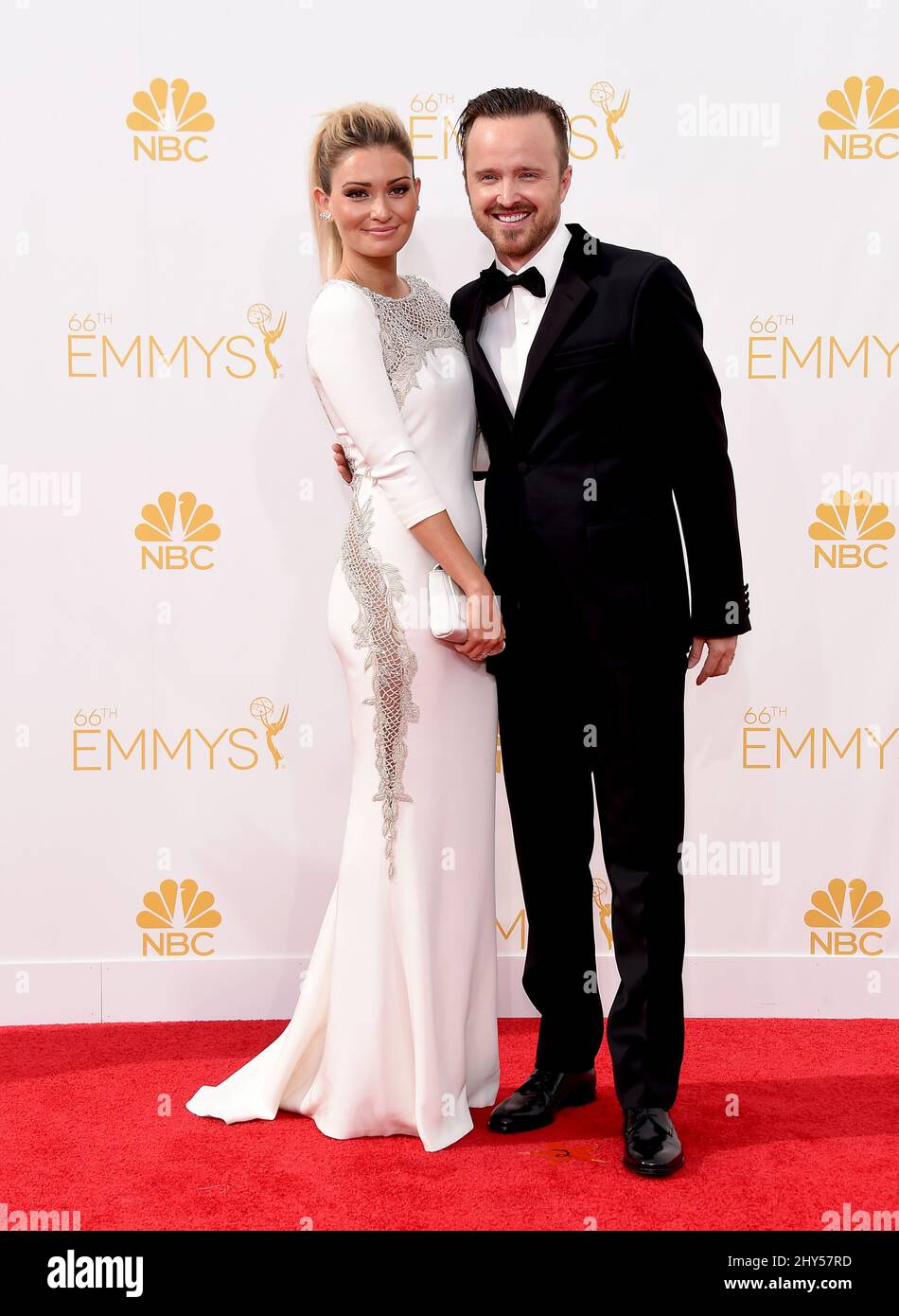 Aaron Paul & Lauren Parsekian bei der Ankunft bei den EMMY Awards 2014, Nokia Live, Los Angeles. Stockfoto