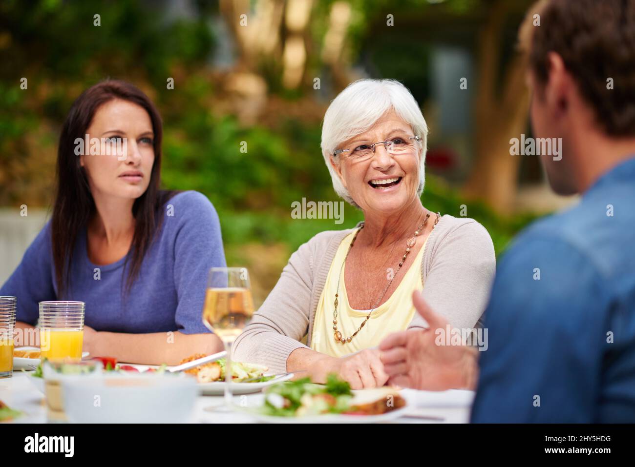 Gutes Essen und tolle Unterhaltung. Aufnahme einer Mutter, die mit ihrem erwachsenen Sohn und ihrer Tochter im Freien zu Mittag gegessen hat. Stockfoto