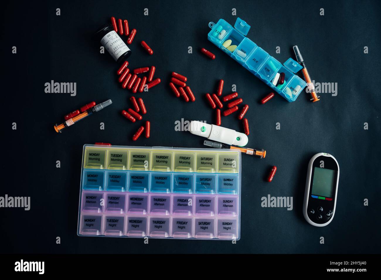 Blutzuckerkontrolle, Spritzen, Pillen, alles, was Sie brauchen, um Diabetes zu kontrollieren Stockfoto