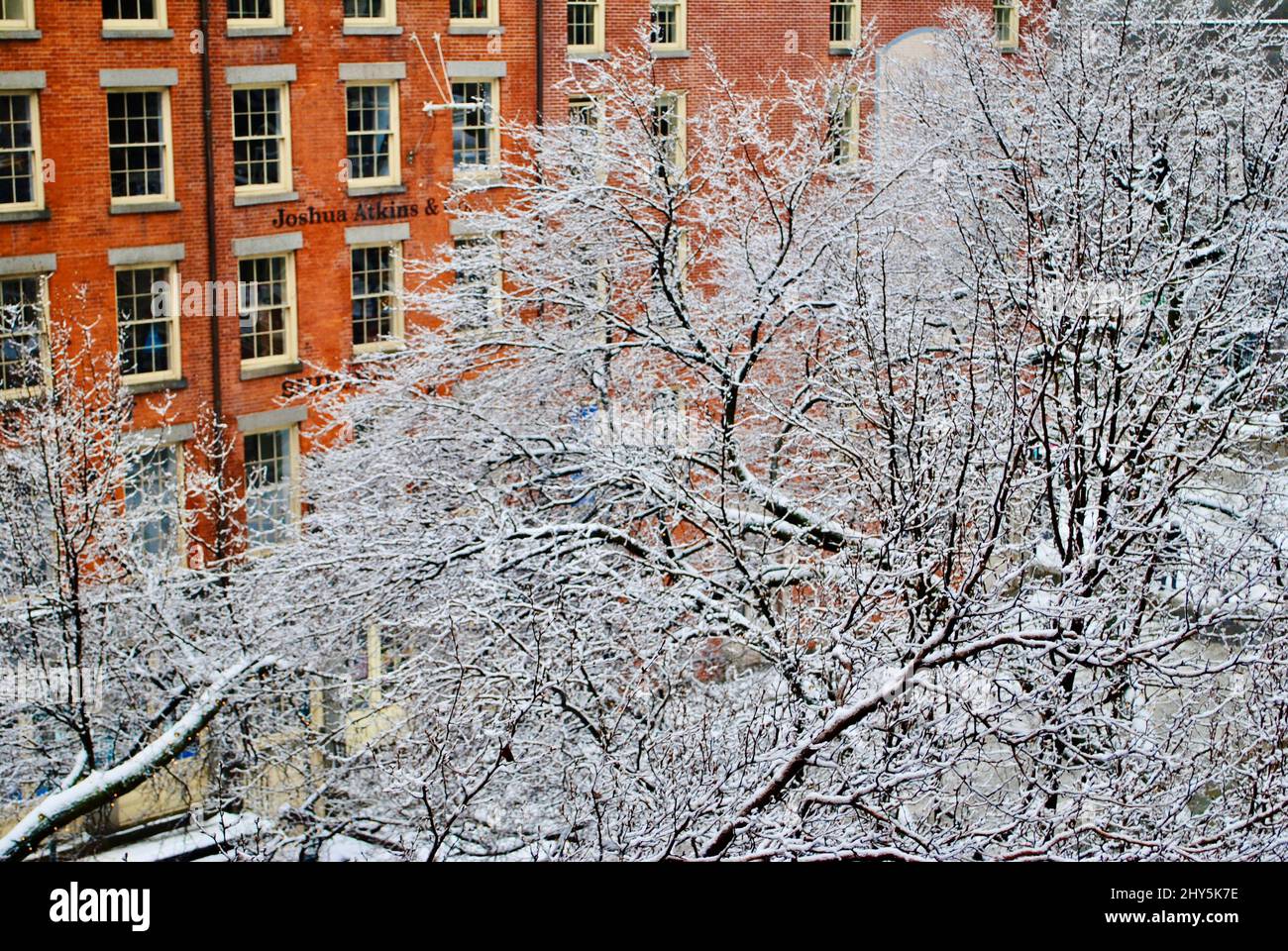 Alte Gebäude des Titanic Memorial Park in Downtown Manhattan nach dem Schneesturm, New York, NY, USA Stockfoto