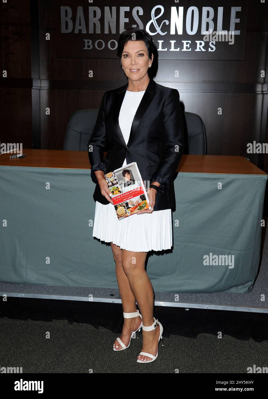 Kris Jenner signiert Kopien ihres Buches „in the Kitchen with Kris: A kollection of Kardashian-jenner family favorites“, das bei Barnes & Noble im The Grove in Los Angeles, USA, stattfand. Stockfoto