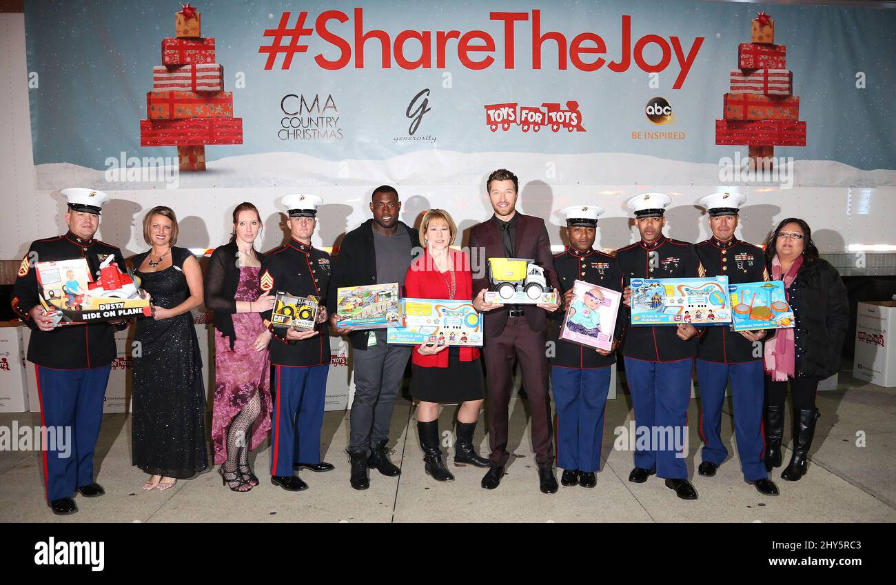 Delanien Walker, Brett Eldredge, Teilnahme an der CMA Partners with Toys for Tots für die Weihnachtszeit 2014 in Nashville Stockfoto