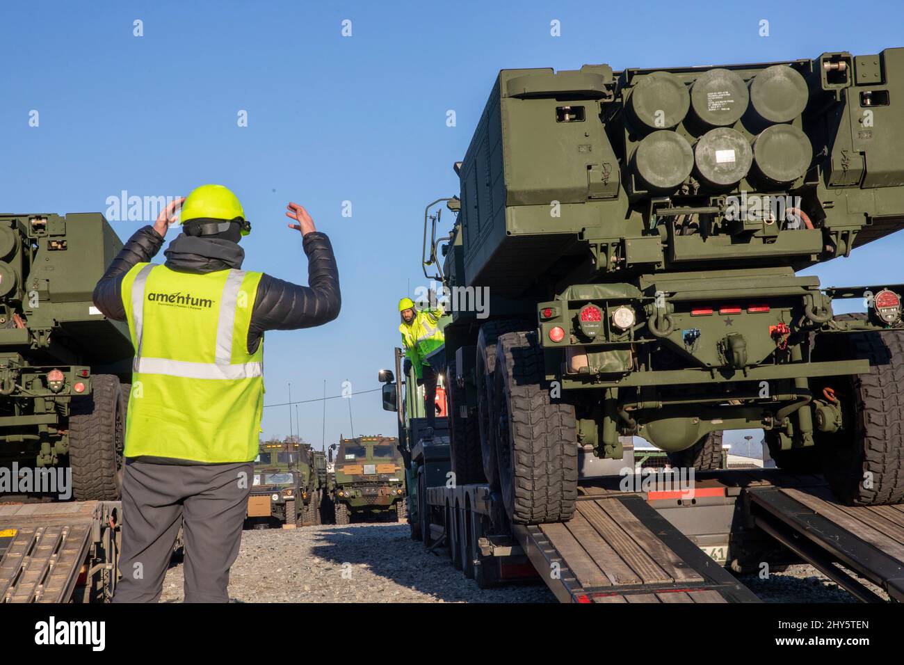 HIMARS wurde am 8. März 2022 nach Grafenwoehr geliefert. Die HIMARS sind Teil der 405. Army Field Support Brigade’s Army Prepositioned Stock-2. US Army Europe and Africa zeichnet APS-2 in Vorbereitung auf die Unterstützung von 3. Bataillon, 321. Field Artillery Regiment, 18. Field Artillery Brigade, Teil des US Army XVIII Airborne Corps in Fort Bragg, NC. Stockfoto