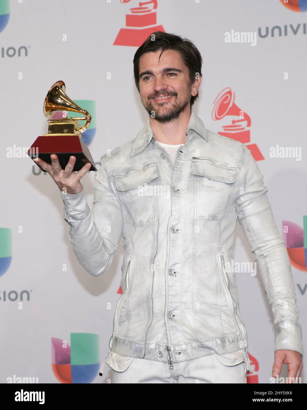 Juanes (Best Pop/Rock Album) im Pressesaal bei den jährlichen LATIN GRAMMY Awards 15. in der MGM Grand Garden Arena in Las Vegas, USA. Stockfoto