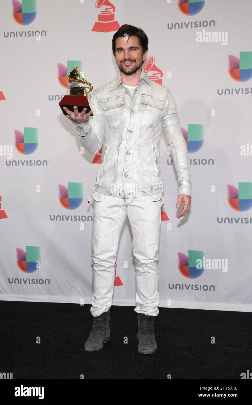 Juanes (Best Pop/Rock Album) im Pressesaal bei den jährlichen LATIN GRAMMY Awards 15. in der MGM Grand Garden Arena in Las Vegas, USA. Stockfoto