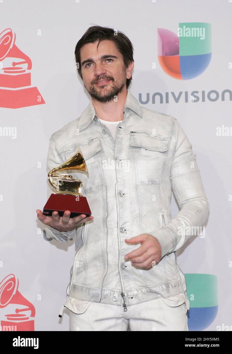 Juanes (Best Pop/Rock Album) im Pressesaal bei den jährlichen LATIN GRAMMY Awards 15. in der MGM Grand Garden Arena in Las Vegas, USA. Stockfoto