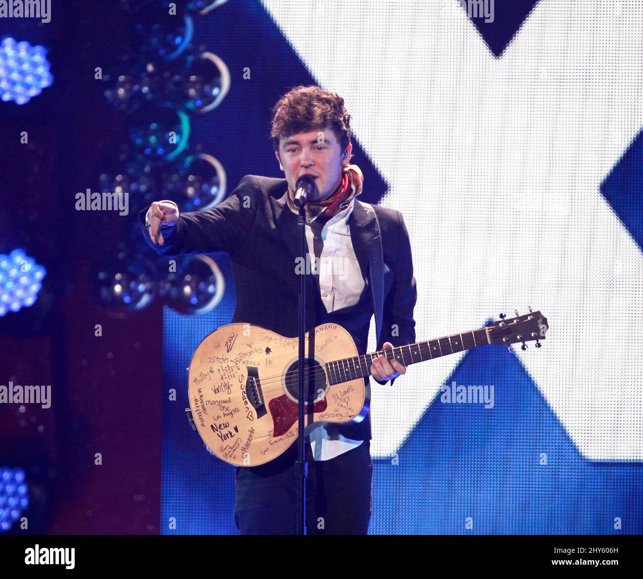 Jake Roche, Rixton tritt während des Jingle Ball-Konzerts von KIIS FM im Staples Center, Los Angeles, auf. Stockfoto