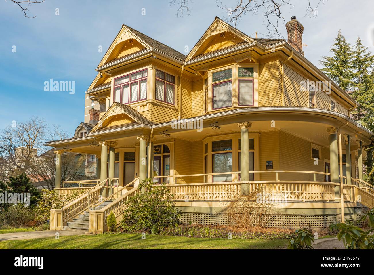Barclay Manor Heimstadion des West End Seniors Network auf der 1447 Barclay Street in Vancouver. Schönes altes gelbes Haus auf der Straße von Vancouver Canada-March Stockfoto