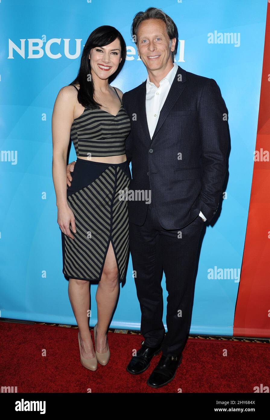 Kyra Zagorsky, Steven Weber bei der NBCUniversal TCA Winter Press Tour im Langham Huntington Hotel Stockfoto