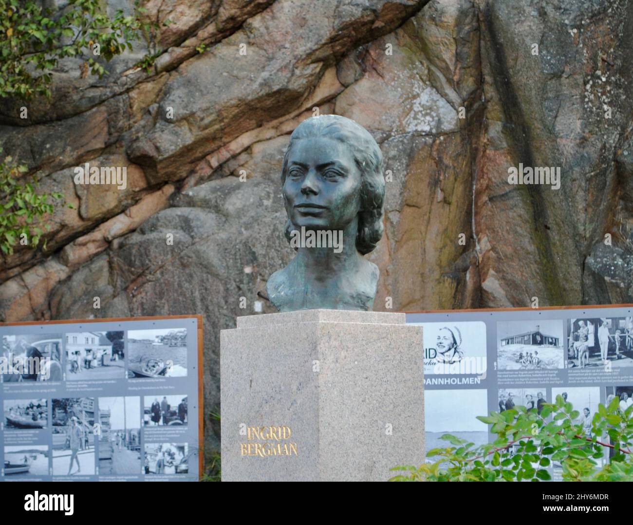 Bronzeskulptur des Bildhauers Gudmar Olovson der Schauspielerin und Hollywood-Legende Ingrid Bergman im Hafen von Fjällbacka an der Westküste Schwedens. Stockfoto