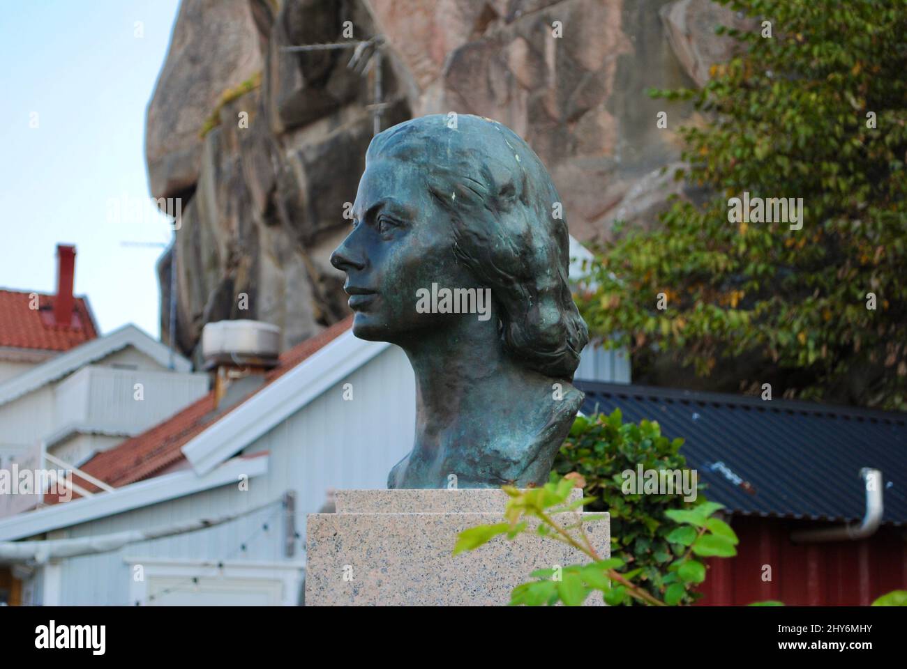 Bronzeskulptur des Bildhauers Gudmar Olovson der Schauspielerin und Hollywood-Legende Ingrid Bergman im Hafen von Fjällbacka an der Westküste Schwedens. Stockfoto