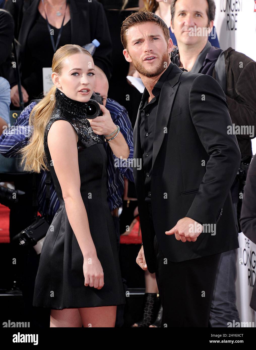 Scott Eastwood, Britt Robertson bei der Premiere „The Longest Ride“ im Chinese Theatre in Los Angeles, Kalifornien. Stockfoto