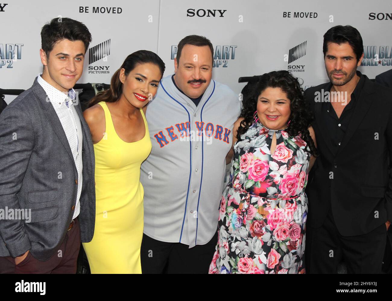 David Henrie, Daniella Alonso, Kevin James, Raini Rodriguez und Teilnahme an der „Paul Blart: Mall Cop 2“, die im AMC Loews Lincoln Square Theatre in New York, USA, stattfand. Stockfoto