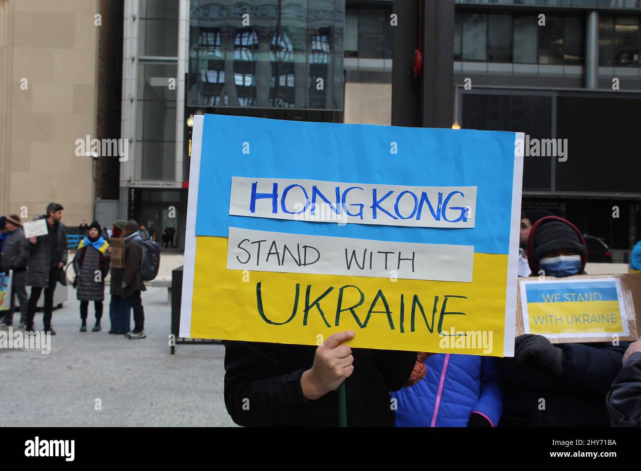 Hongkong steht mit dem Protestschild der Ukraine auf der Daley Plaza in Chicago Stockfoto