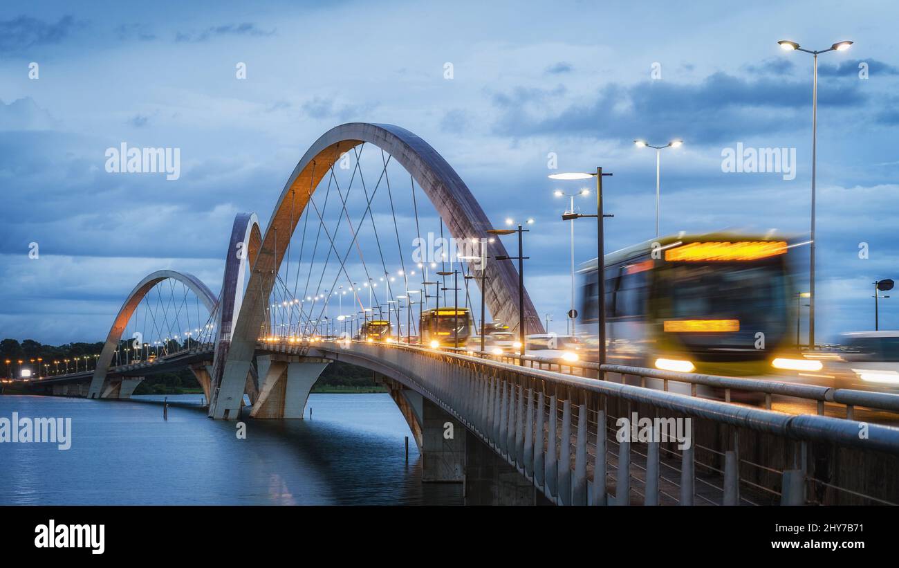 Verkehr auf der JK-Brücke in der Abenddämmerung in Brasilia, Bundesdistrikt, Hauptstadt von Brasilien. Stockfoto