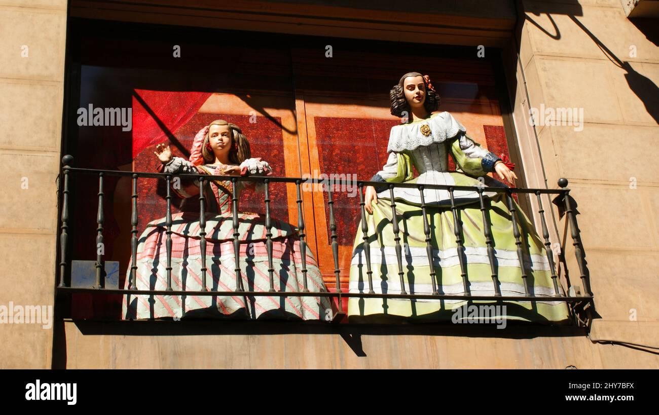 Schöne Aufnahme von zwei Skulpturen von Mädchen in alten Kleidern auf einem Balkon in Madrid, Spanien Stockfoto