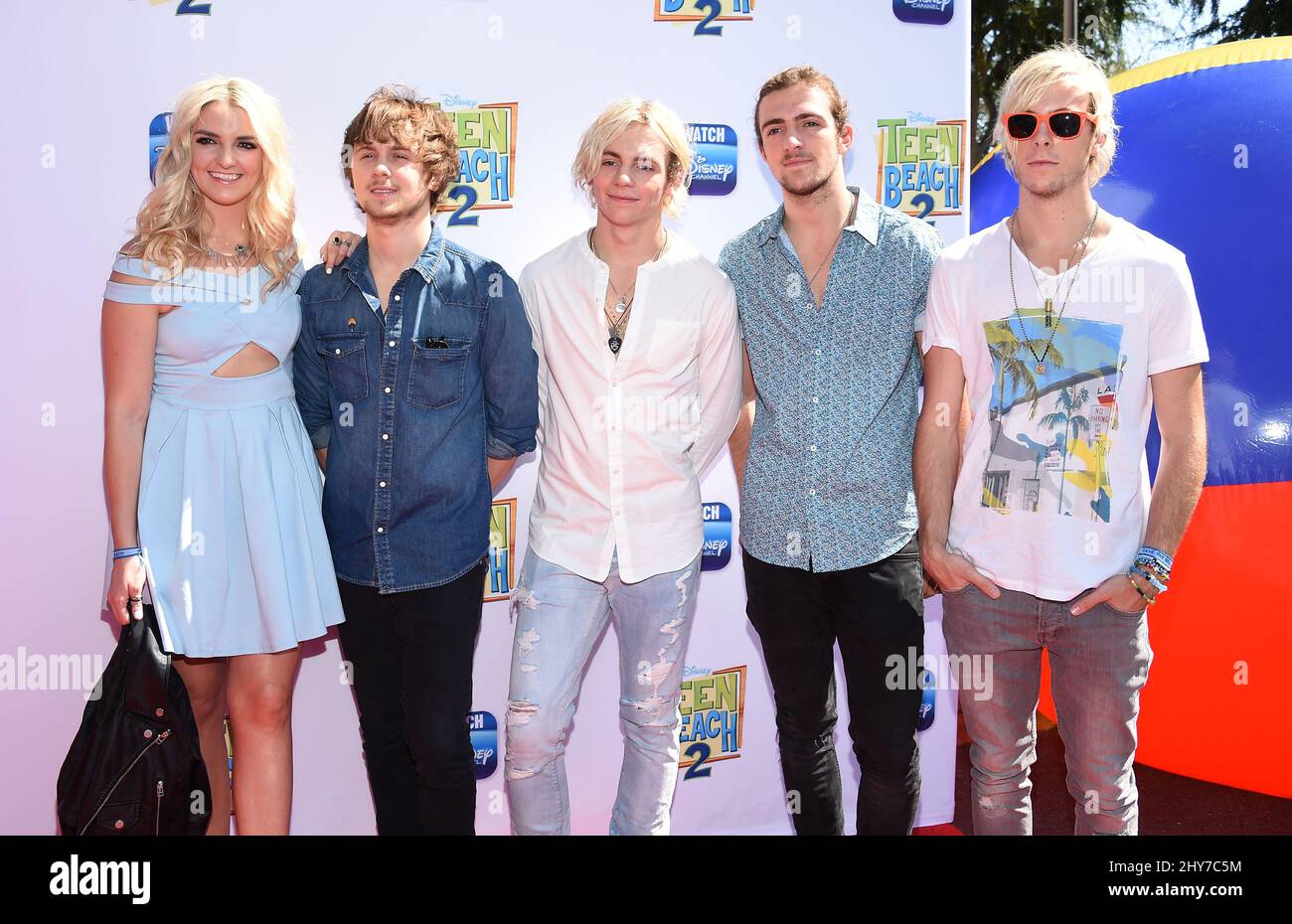 R5 Ankunft zur Premiere von Teen Beach 2 in den Disney Studios, Burbank. Stockfoto