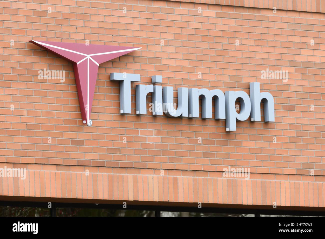 Redmond, WA, USA - 13. März 2022; Schild für Triumph Aerospace auf einer roten Backsteinmauer mit Logo am Standort Redmond Ridge im Vorort Seattle Stockfoto