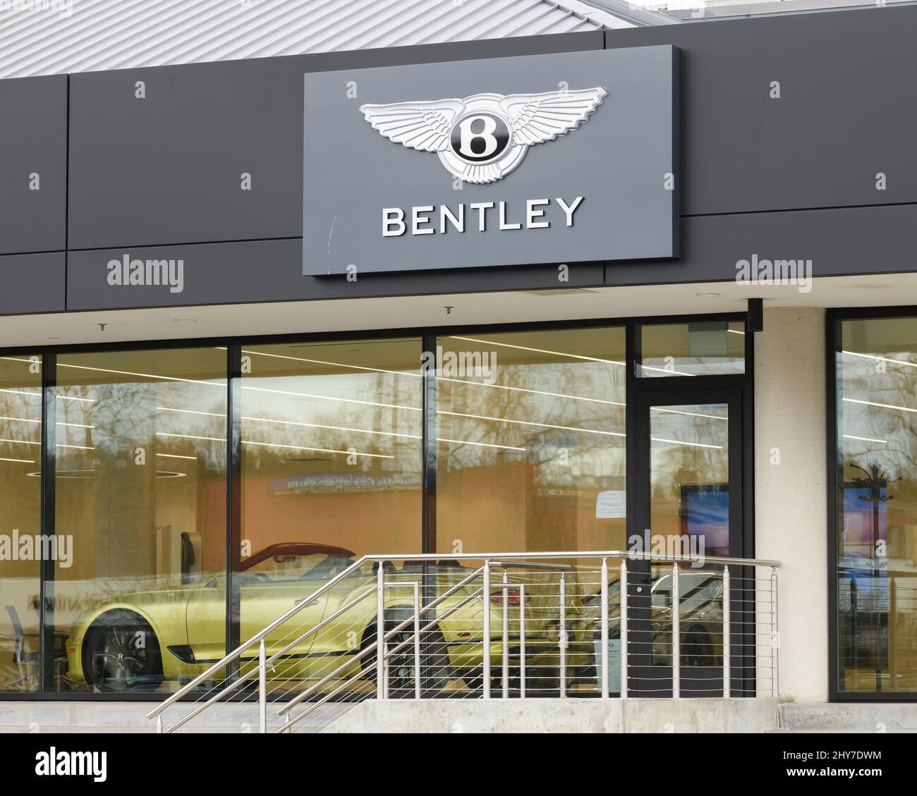 Bellevue, WA, USA - 13. März 2022; Bentley-Schild für Luxusfahrzeuge im Ausstellungsraum des Händlerbetriebs Bellevue WA Stockfoto