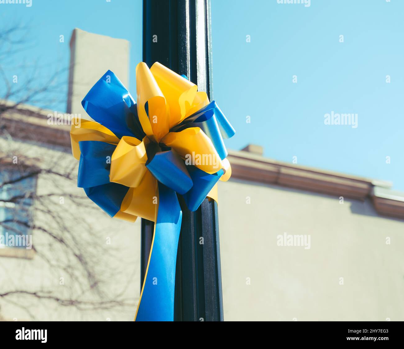 Gelber und blauer Bogen in Ukraine Flaggenfarben Konzept auf dem Lichtmast mit Kopierraum. Stockfoto