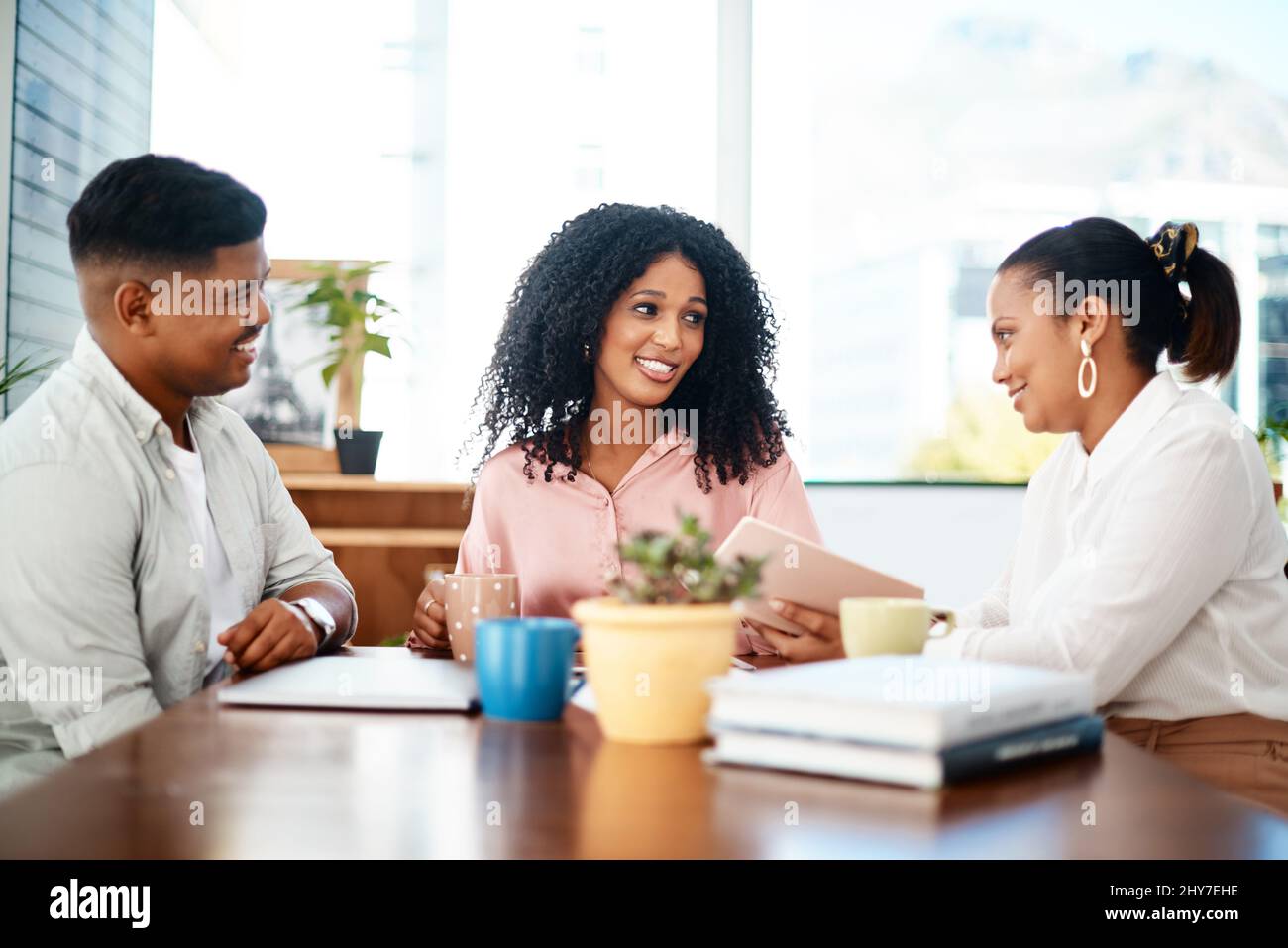 Jeder Beitrag ist ein wertvoller Beitrag. Aufnahme einer Gruppe junger Geschäftsleute, die sich in einem modernen Büro treffen. Stockfoto