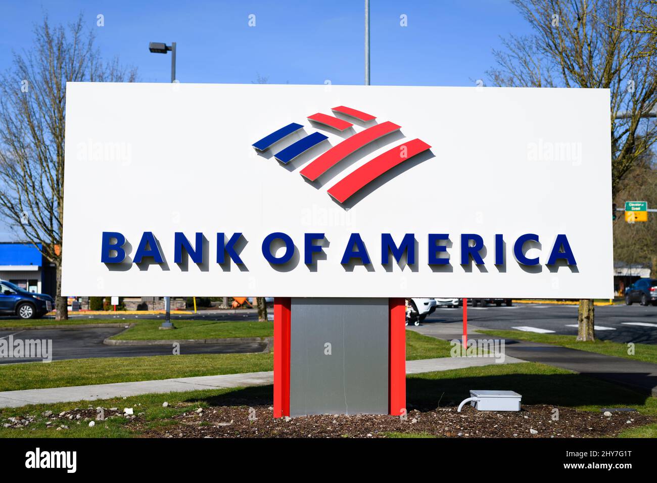 Redmond, WA, USA - March 13, 2022; Bank of America-Schild mit Logo an der Redmond Way Filiale im Seattle Vorort Redmond. Stockfoto