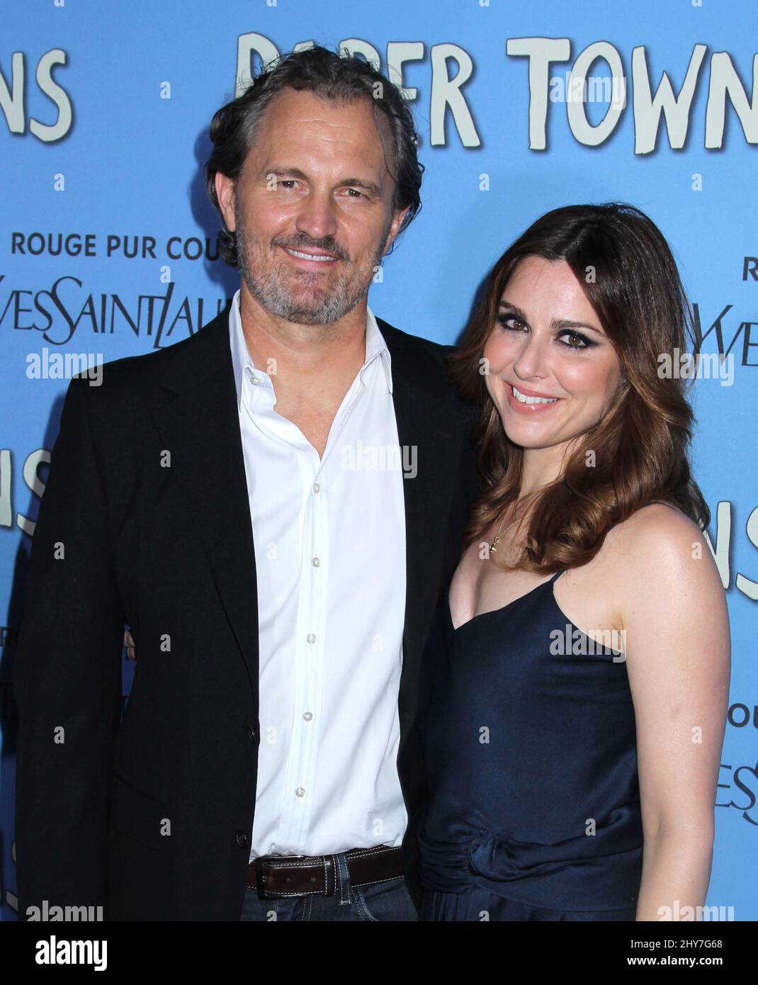 Cara Buono bei der Premiere von Paper Towns in New York. Stockfoto